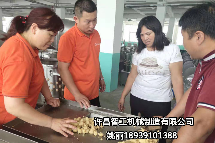 河南周口客戶(hù)自帶原料到許昌智工考察、試機(jī)制餡機(jī)！（做糕點(diǎn)）
