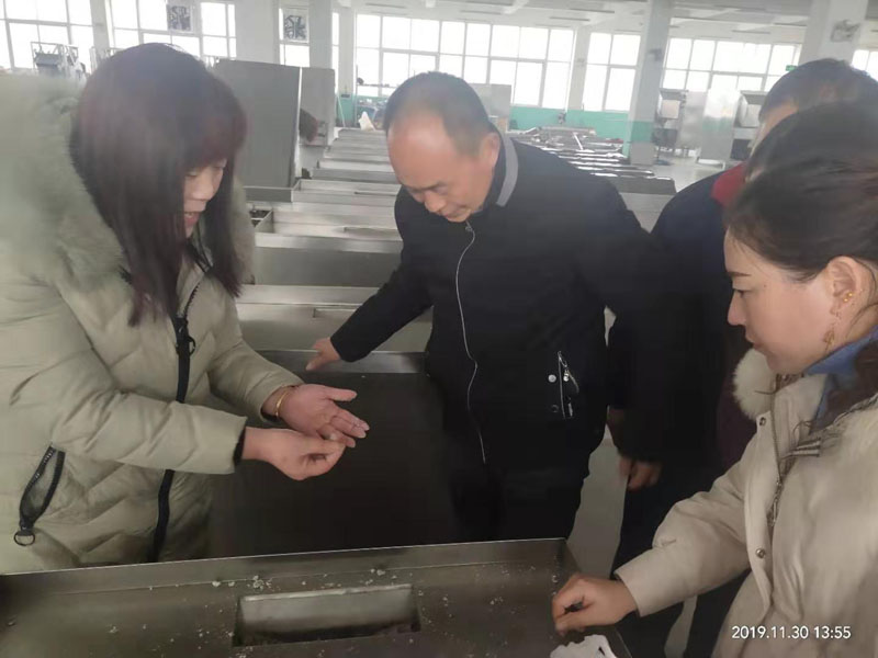 駐馬店客戶(hù)自帶餡料來(lái)許昌智工試機(jī)元宵制餡機(jī)